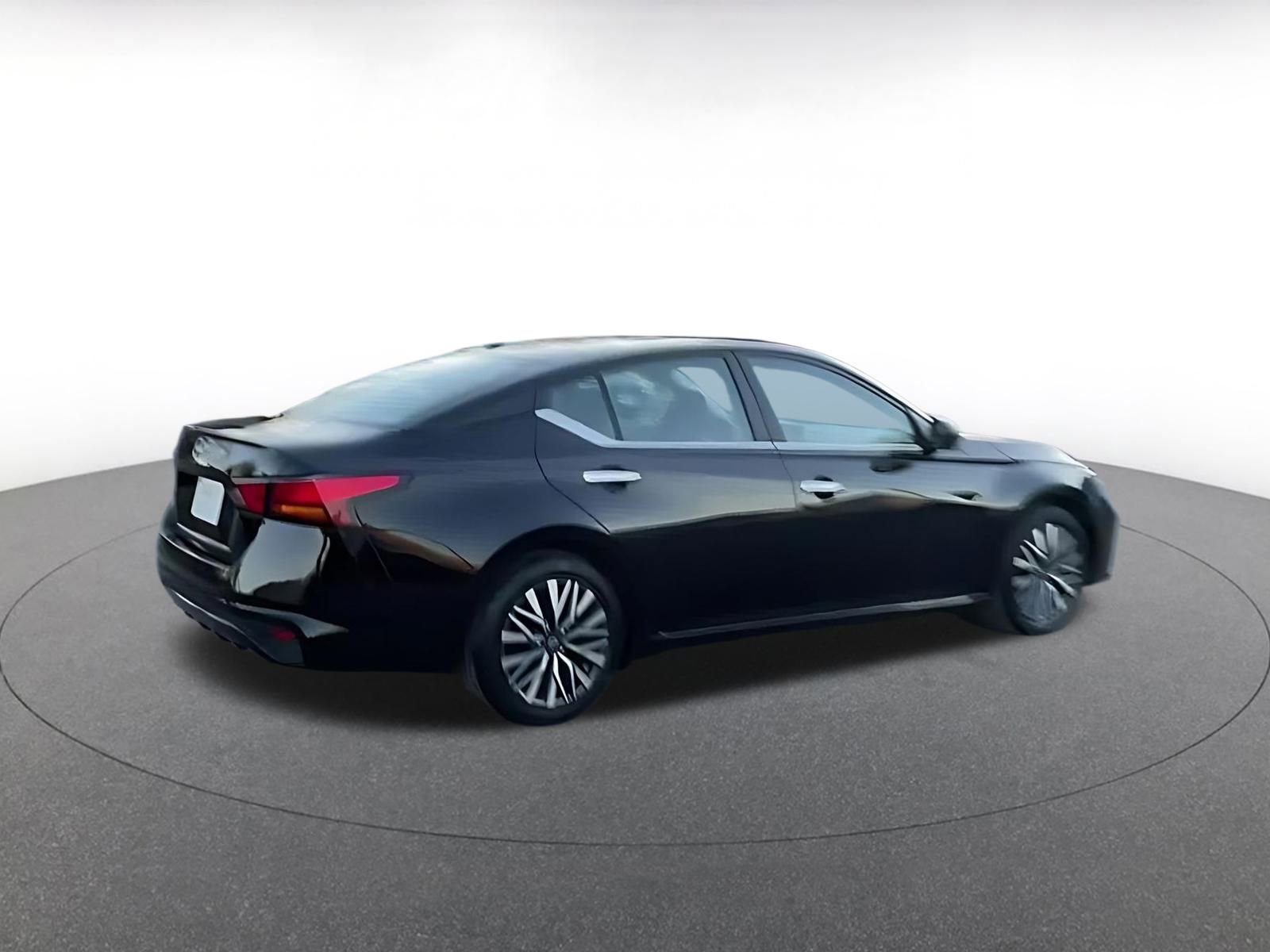 Used 2025 Nissan Altima 2.5 SV image 14