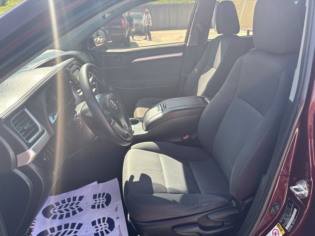 Used 2019 Toyota Highlander LE AWD/4WD image 12