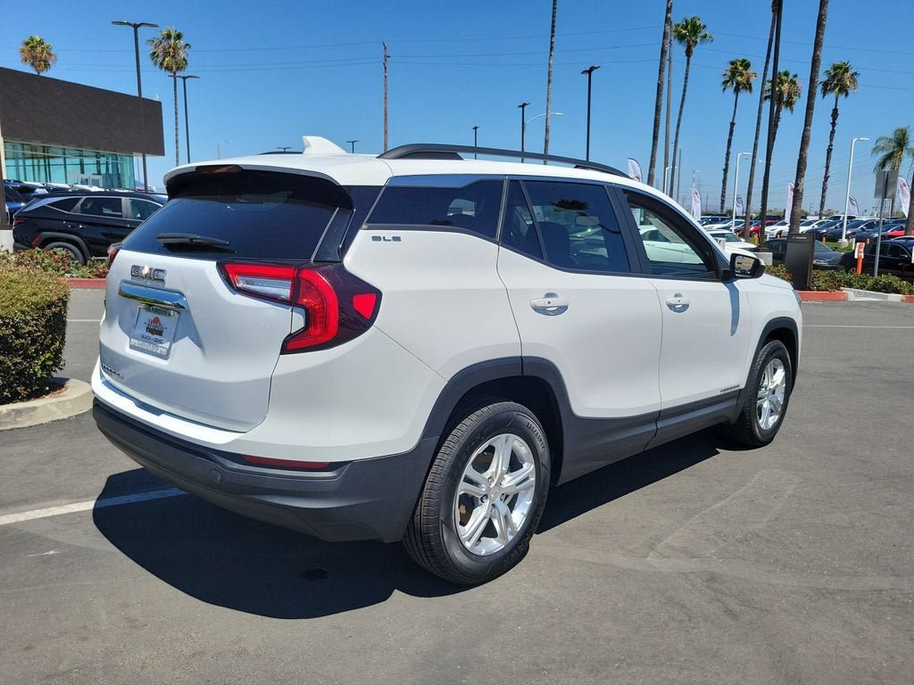 Used 2022 GMC Terrain SLE w/ Driver Convenience Package FWD image 4