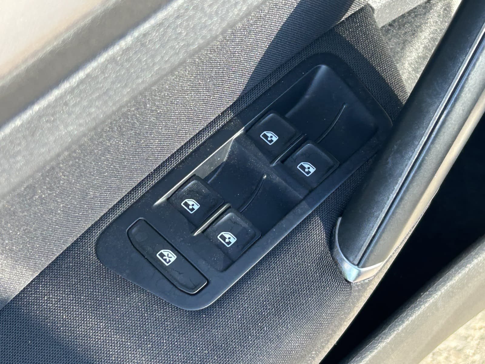 Used 2016 Volkswagen e-Golf SE w/ DC Fast Charging Package FWD image 25