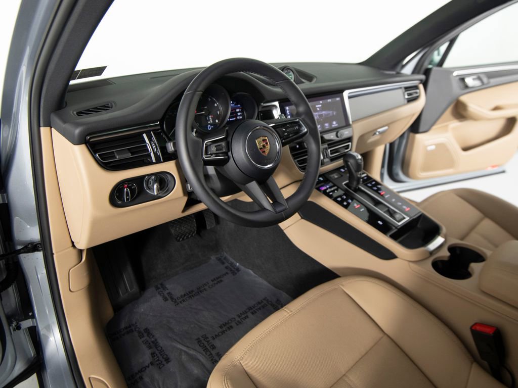 Certified 2025 Porsche Macan image 4