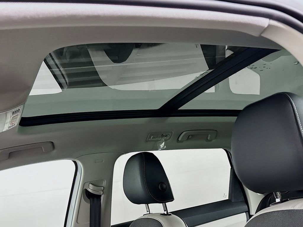 New 2025 Volkswagen Taos SE image 18