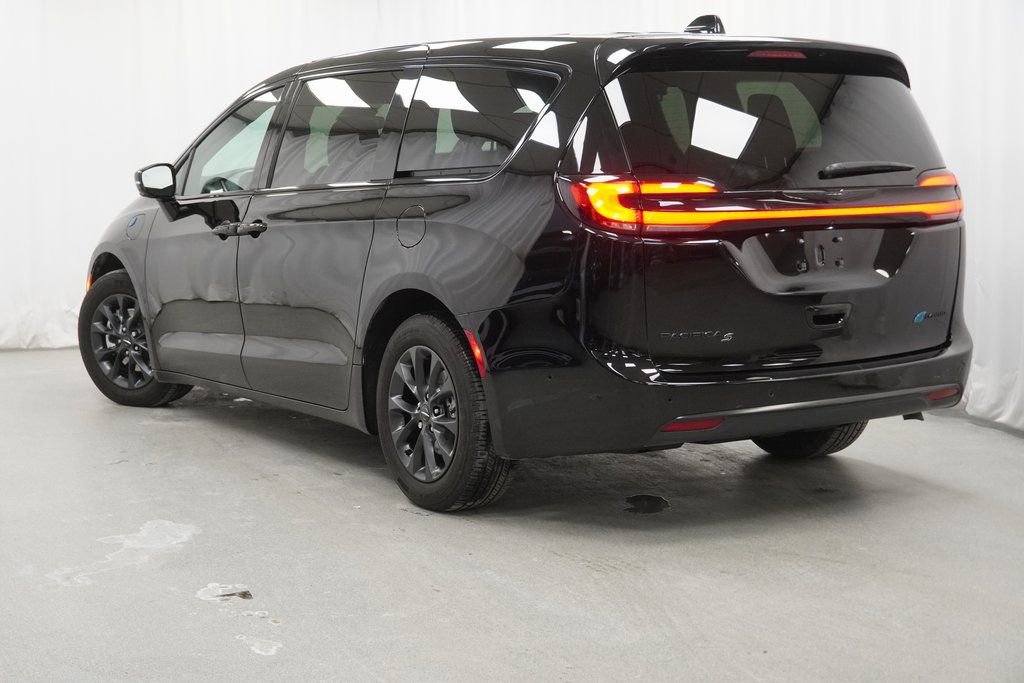 Certified 2024 Chrysler Pacifica Limited image 14