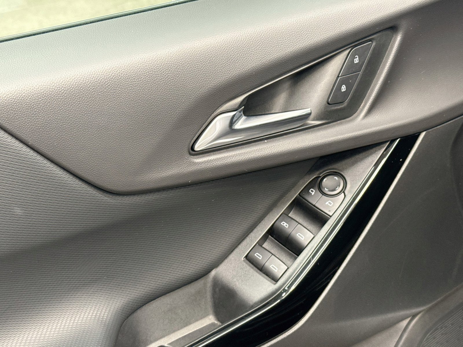 Used 2025 Chevrolet Equinox LT FWD image 20