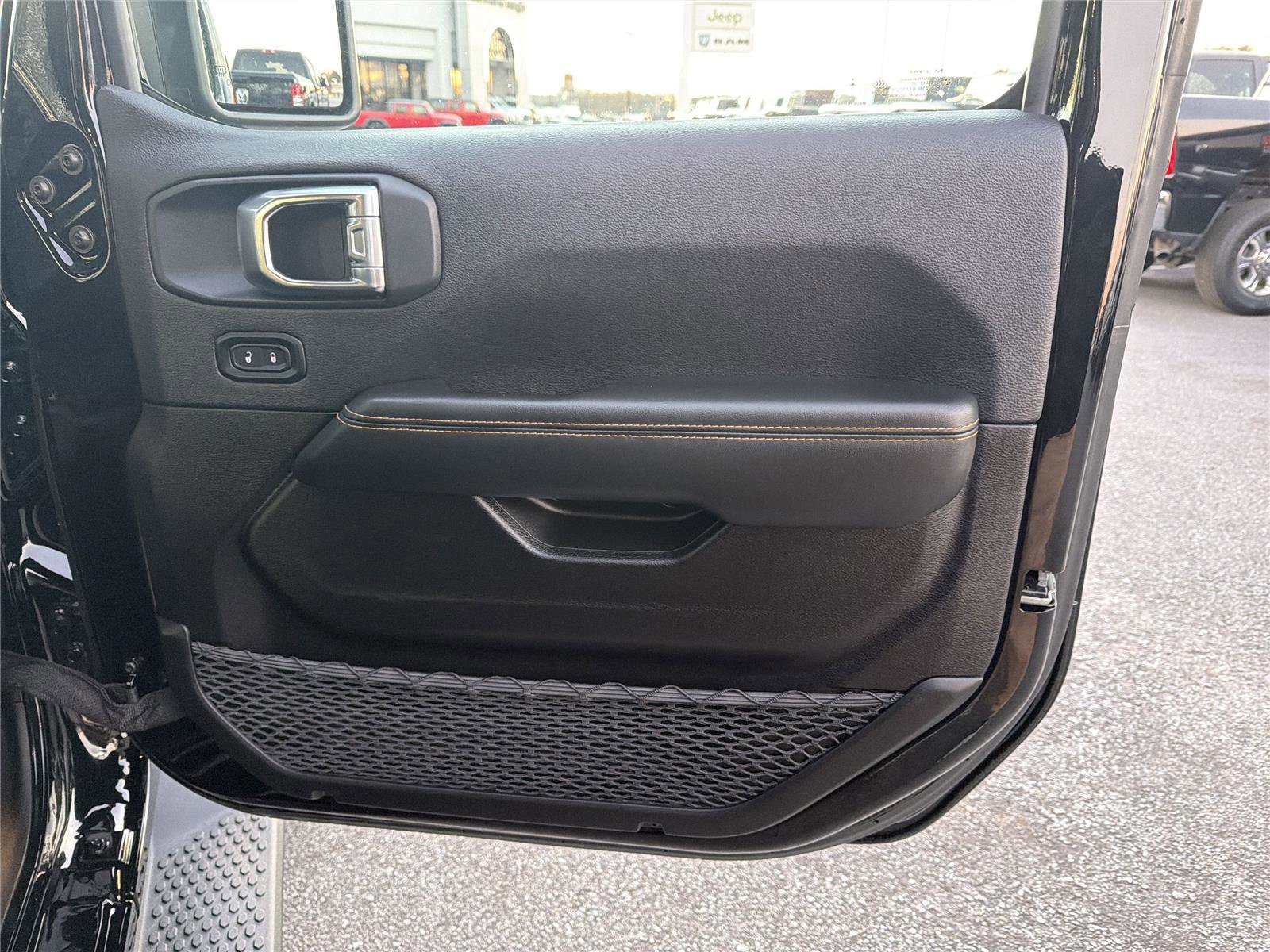 Used 2025 Jeep Wrangler Sahara image 15