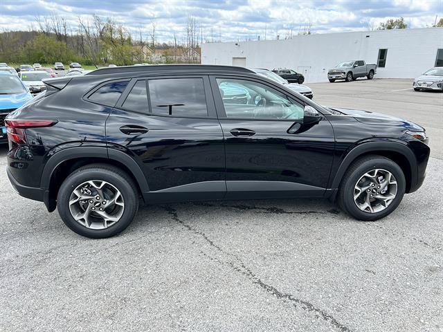 New 2026 Chevrolet Trax LT w/ Sunroof Package FWD image 7