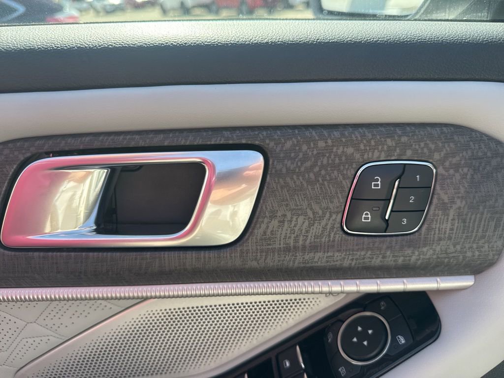 Used 2025 Ford Explorer Platinum w/ Ultimate Package image 9