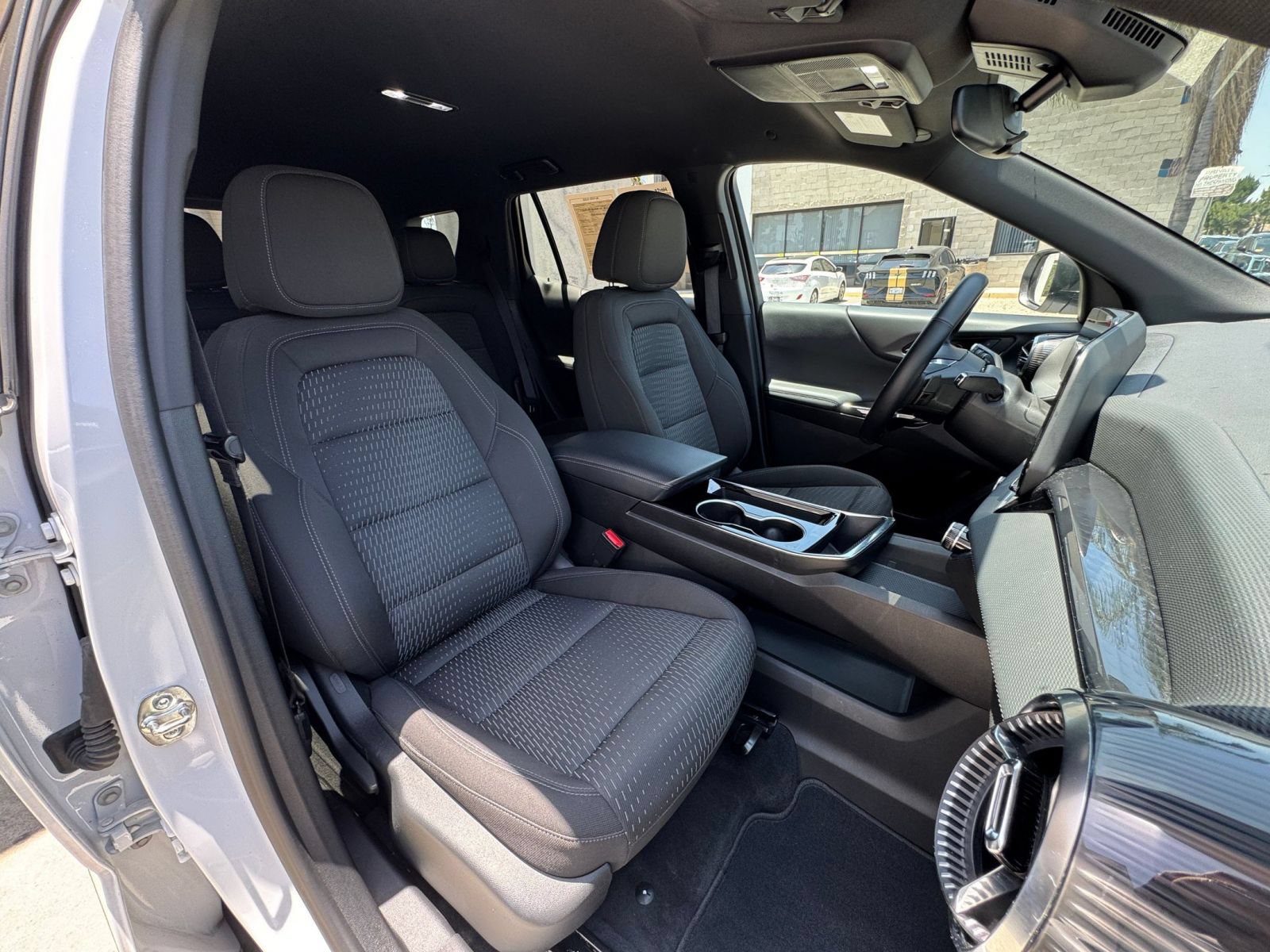 Used 2025 Chevrolet Equinox LT FWD image 36