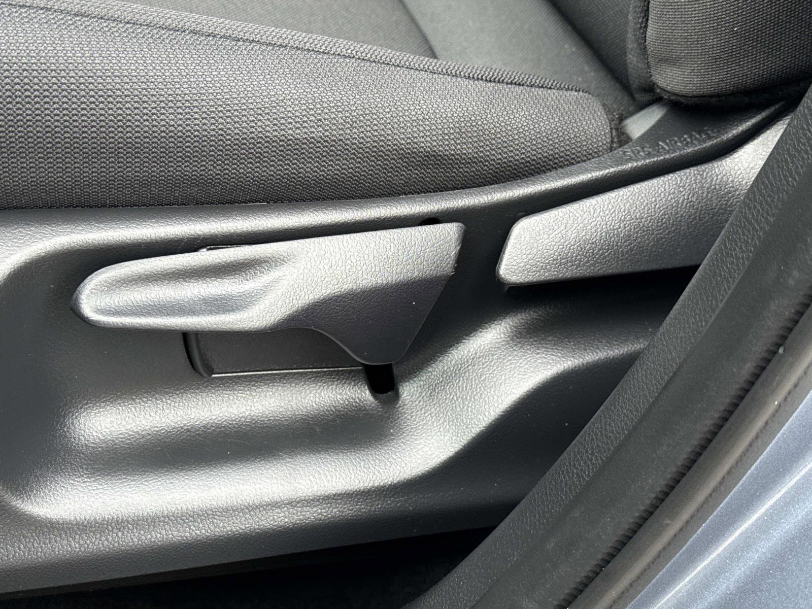 Used 2025 Toyota Corolla Cross LE w/ Moonroof Package image 18