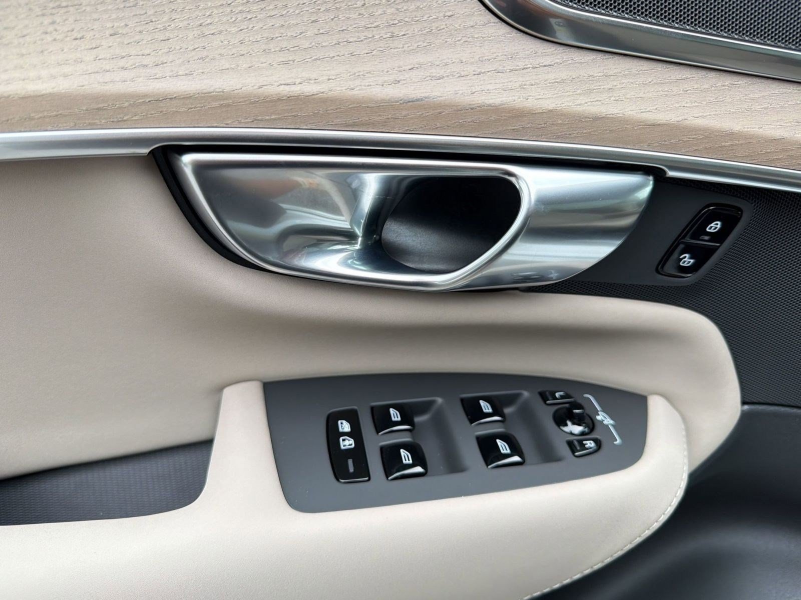 New 2026 Volvo XC90 B6 Plus w/ Protection Package AWD/4WD image 12