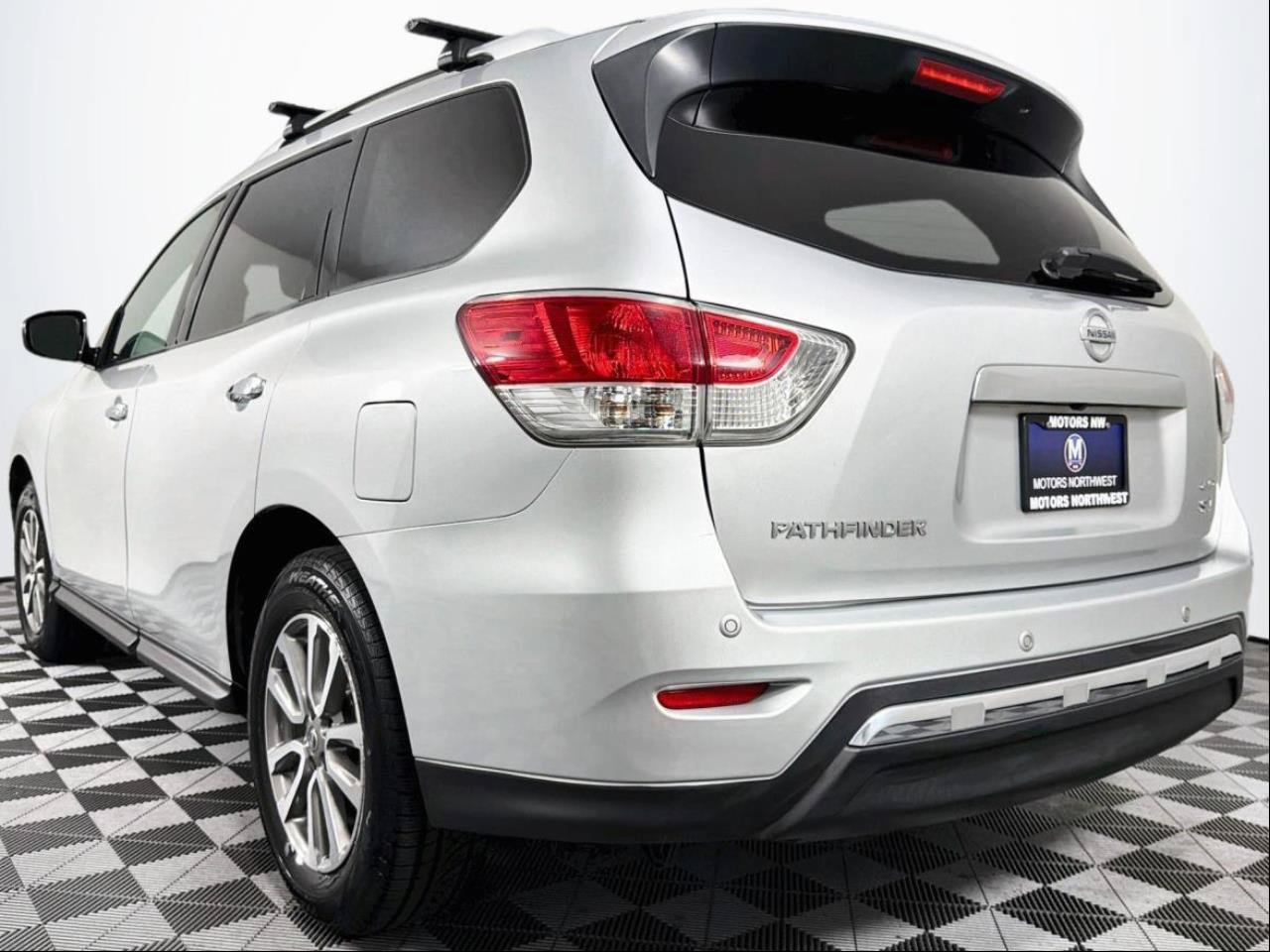 Used 2013 Nissan Pathfinder SV AWD/4WD image 9