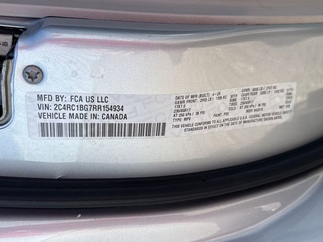 Used 2024 Chrysler Pacifica Touring-L FWD image 17