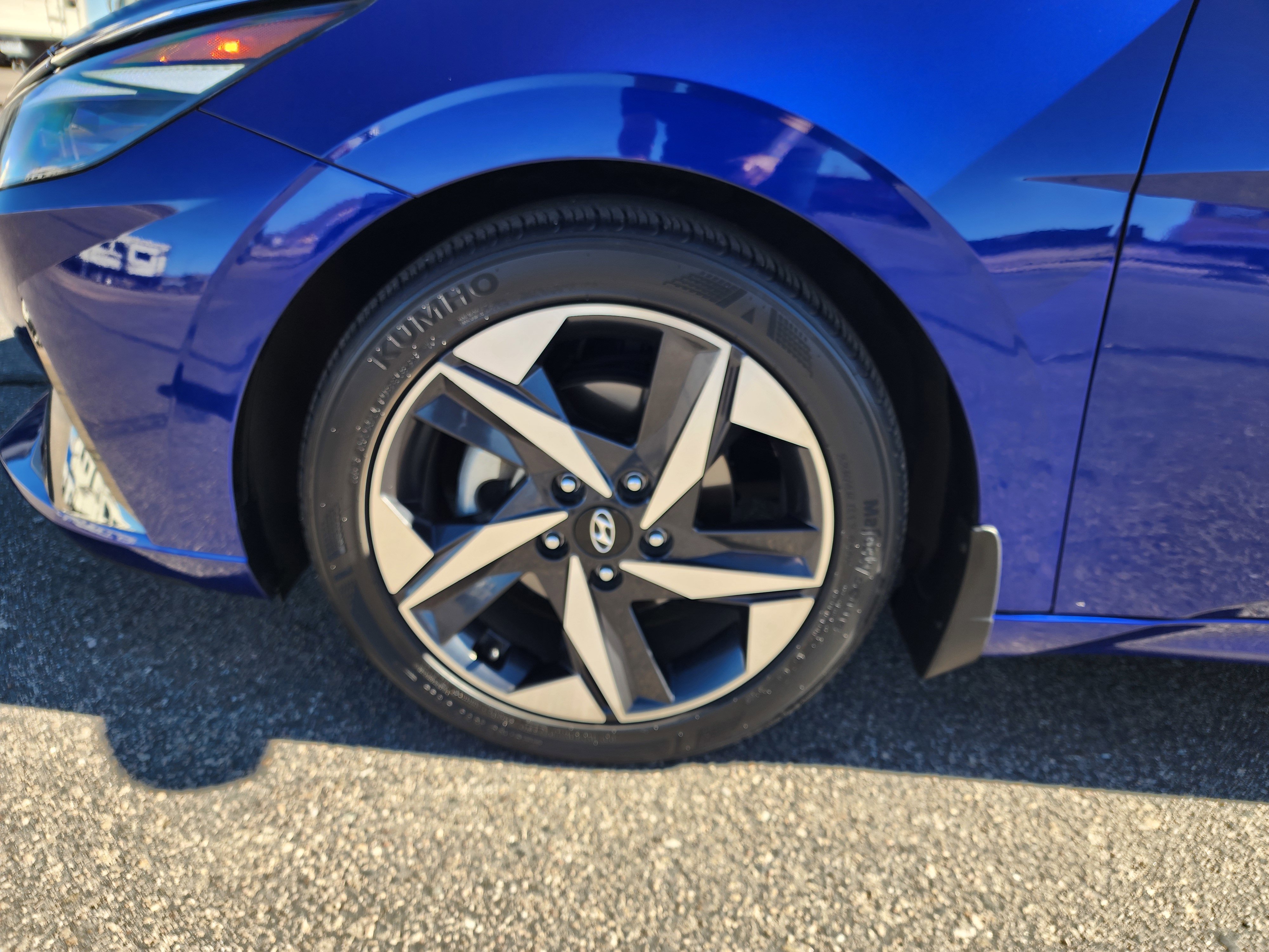 Used 2021 Hyundai Elantra Limited image 9