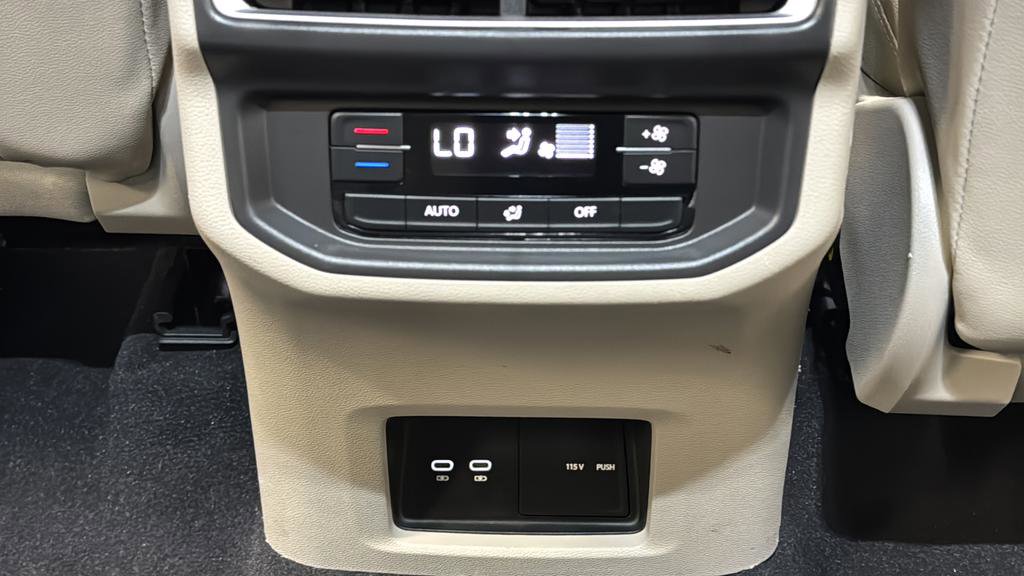 Used 2024 Volkswagen Atlas SE w/ Black Wheel Package image 35