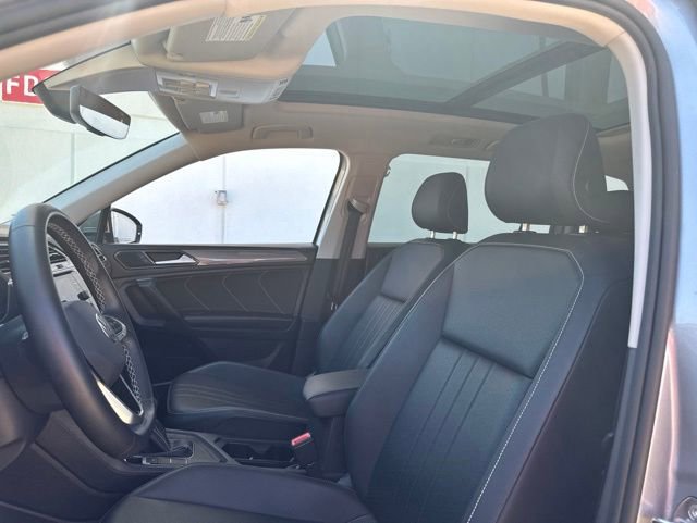 Used 2023 Volkswagen Tiguan SE w/ Panoramic Sunroof Package FWD image 17