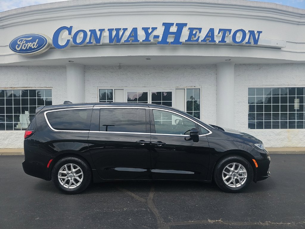 Used 2025 Chrysler Pacifica Select FWD image 1