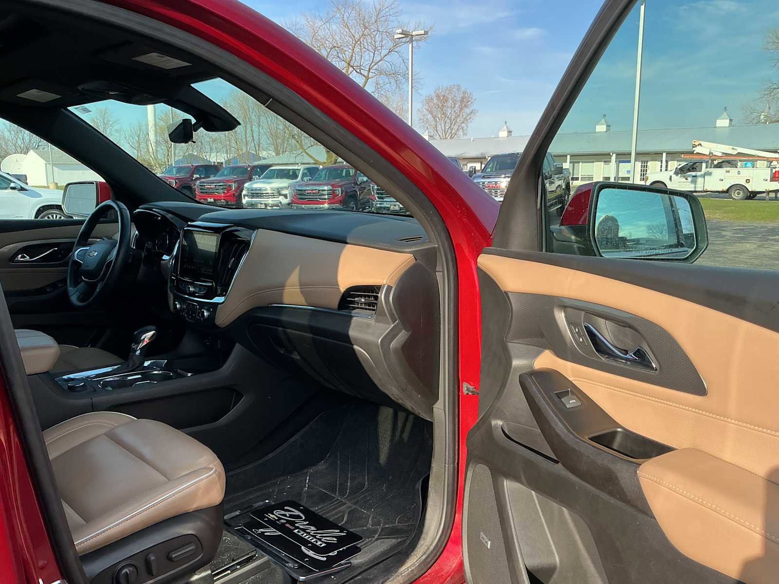 Used 2023 Chevrolet Traverse Premier FWD image 29