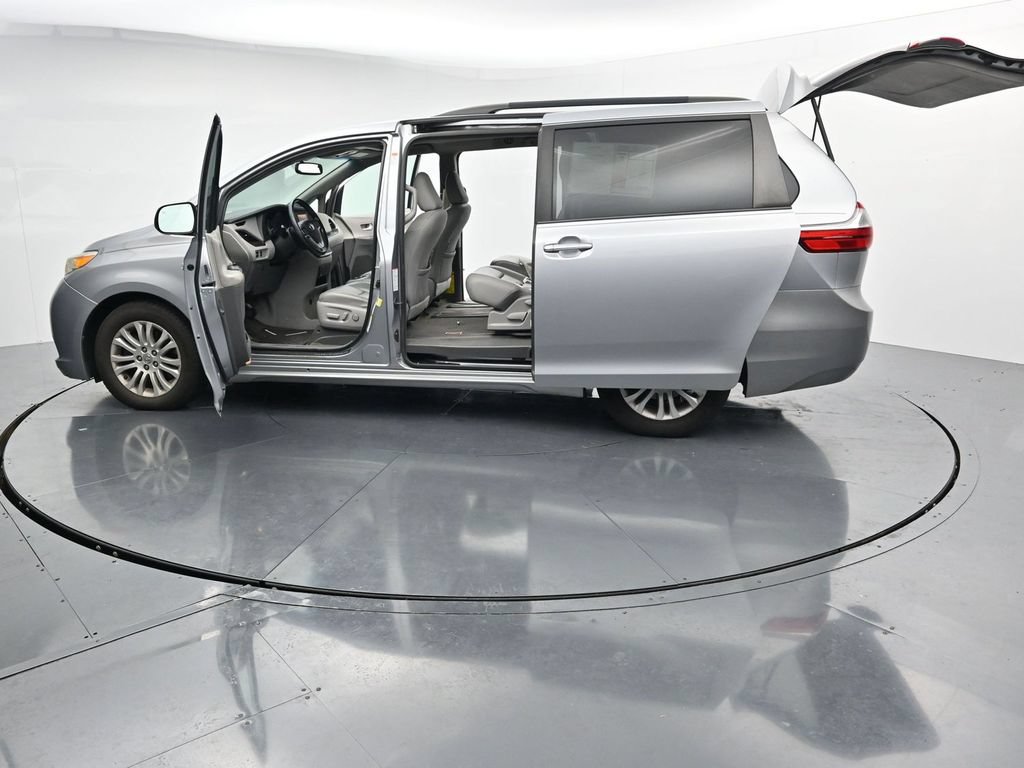 Used 2015 Toyota Sienna XLE w/ Four Season Floor Mat Package FWD image 28