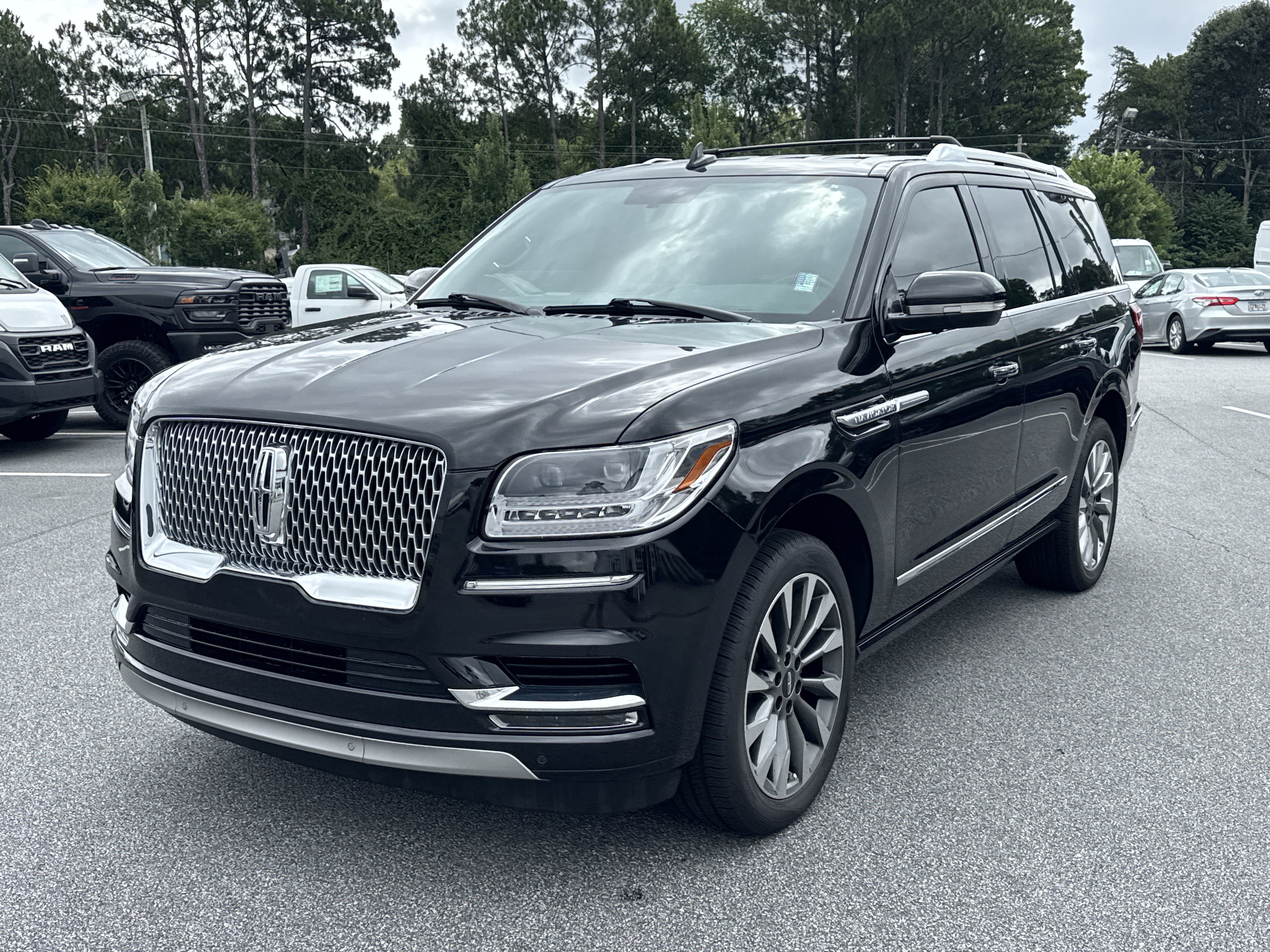 Used 2019 Lincoln Navigator Select w/ Cargo Package RWD image 3