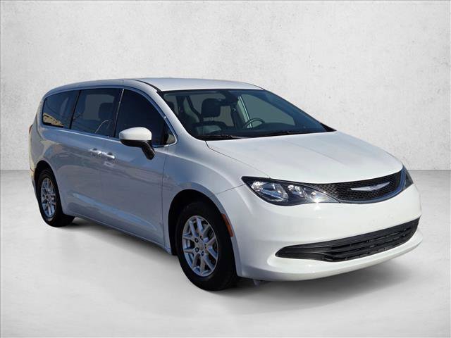 Used 2017 Chrysler Pacifica LX image 3