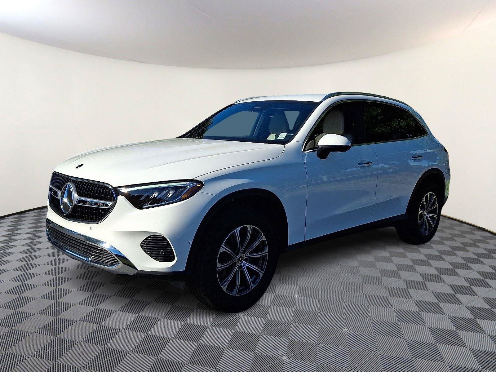 Used 2024 Mercedes-Benz GLC 300 image 3