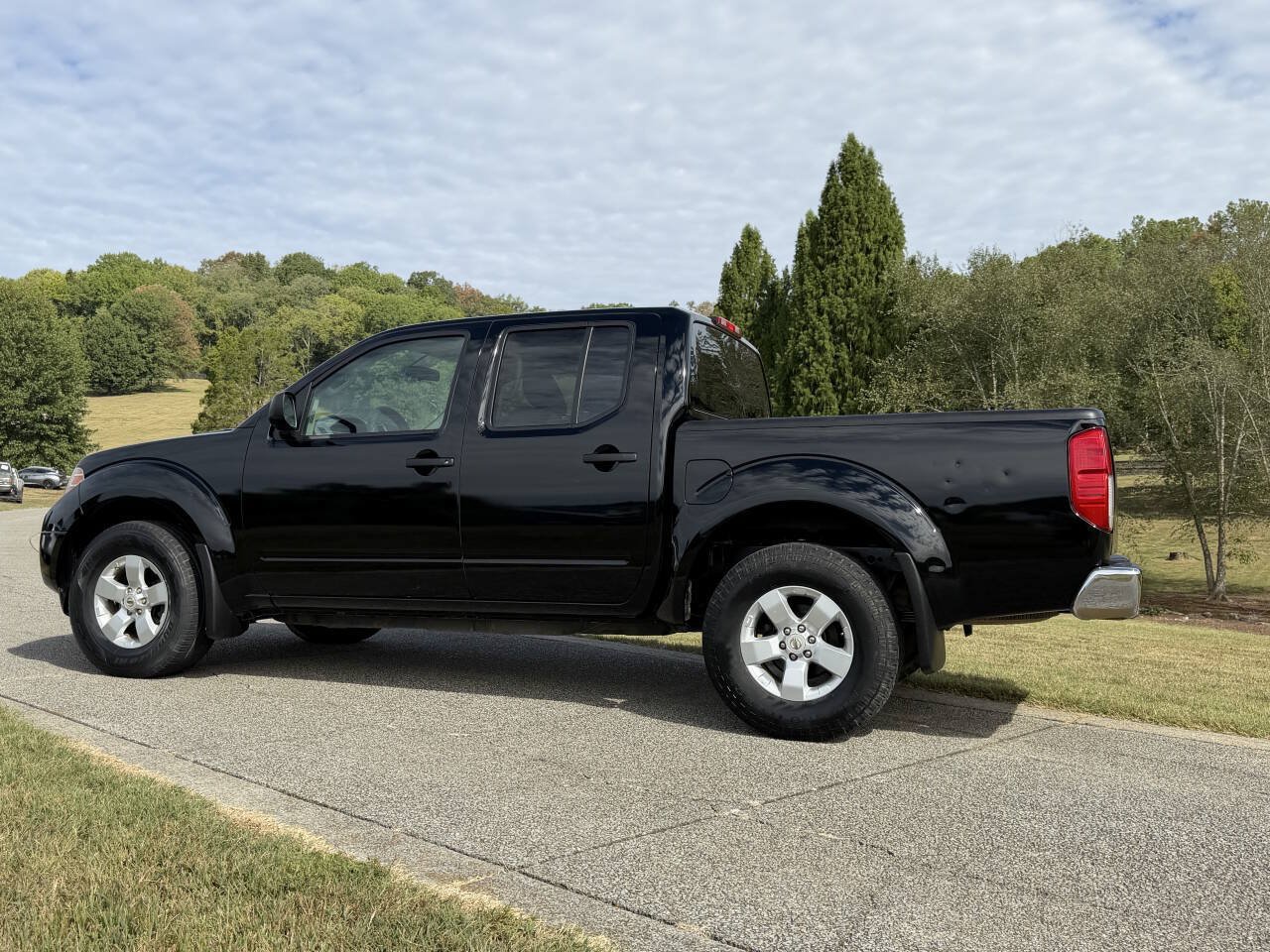 Used 2012 Nissan Frontier SV AWD/4WD image 5