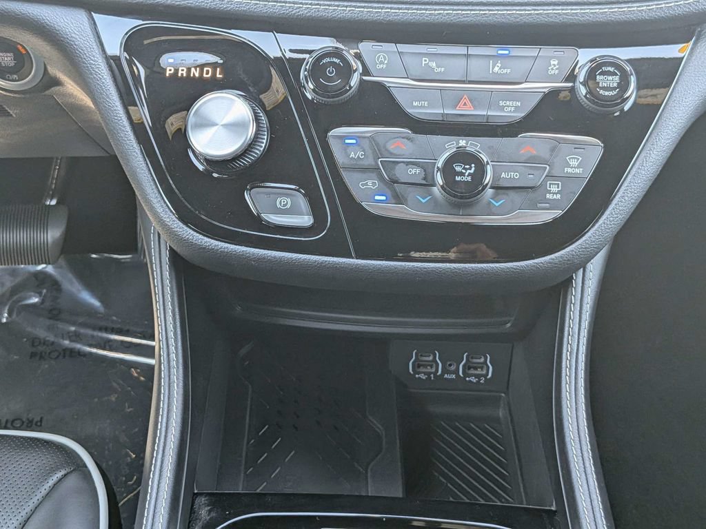Used 2025 Chrysler Pacifica Limited FWD image 19
