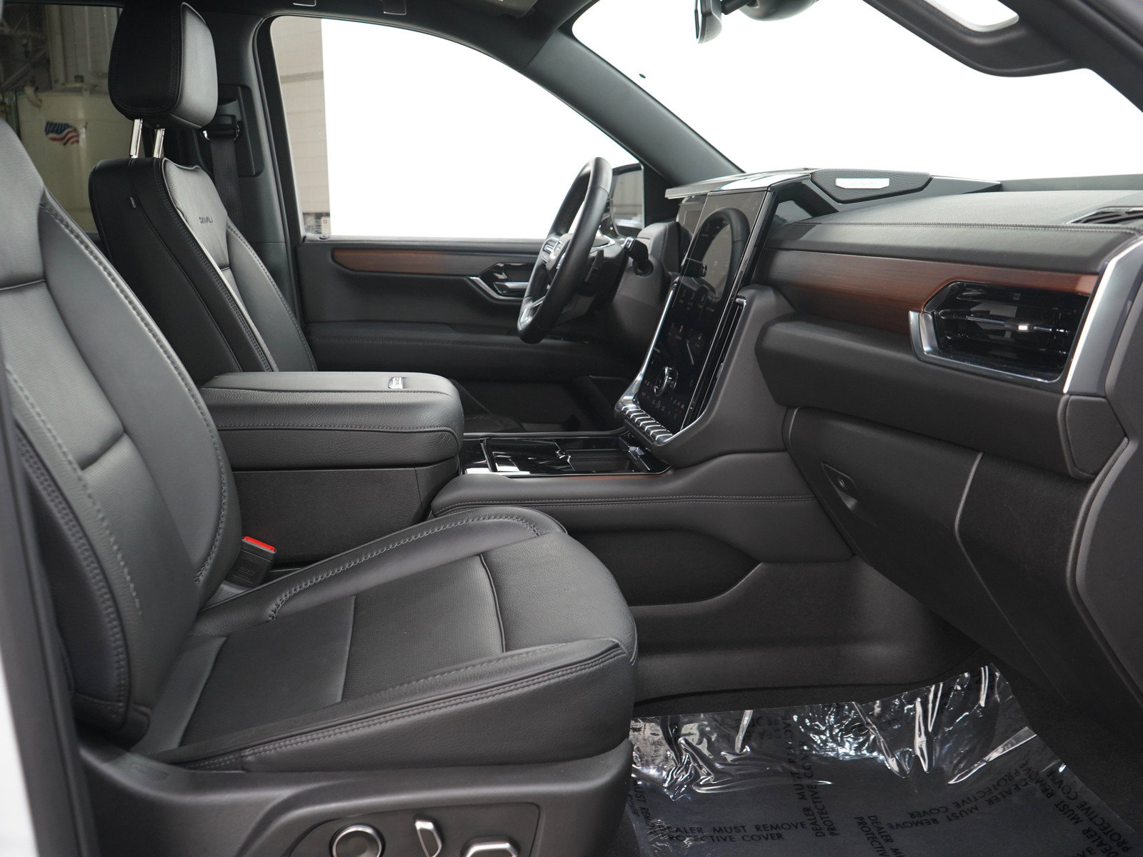 Used 2025 GMC Yukon XL Denali AWD/4WD image 14