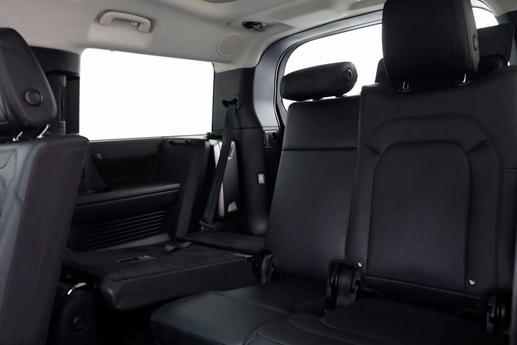 Used 2023 Land Rover Defender 130 SE image 16