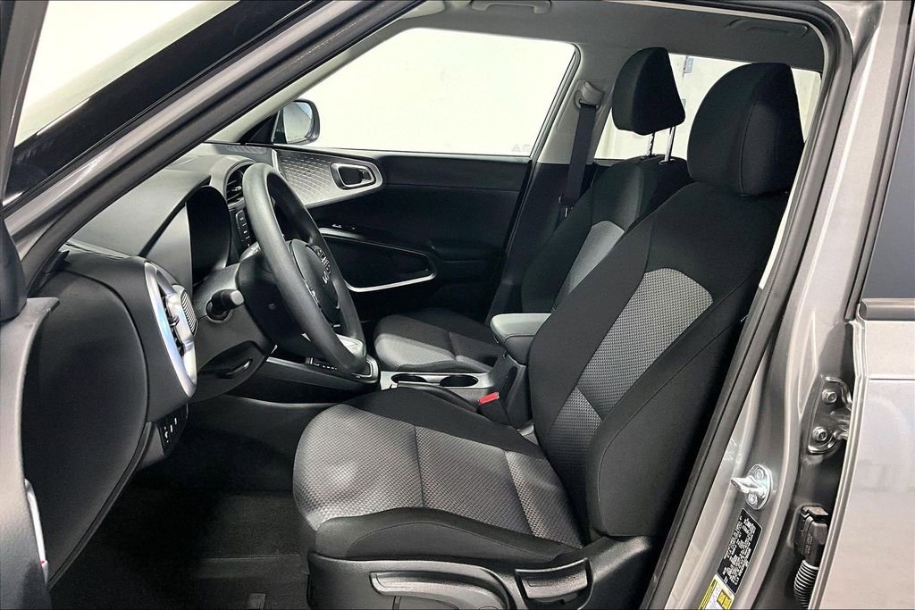 Used 2025 Kia Soul LX w/ LX Technology Package image 32