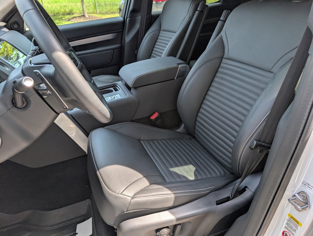 Used 2025 Land Rover Discovery Dynamic SE AWD/4WD image 5