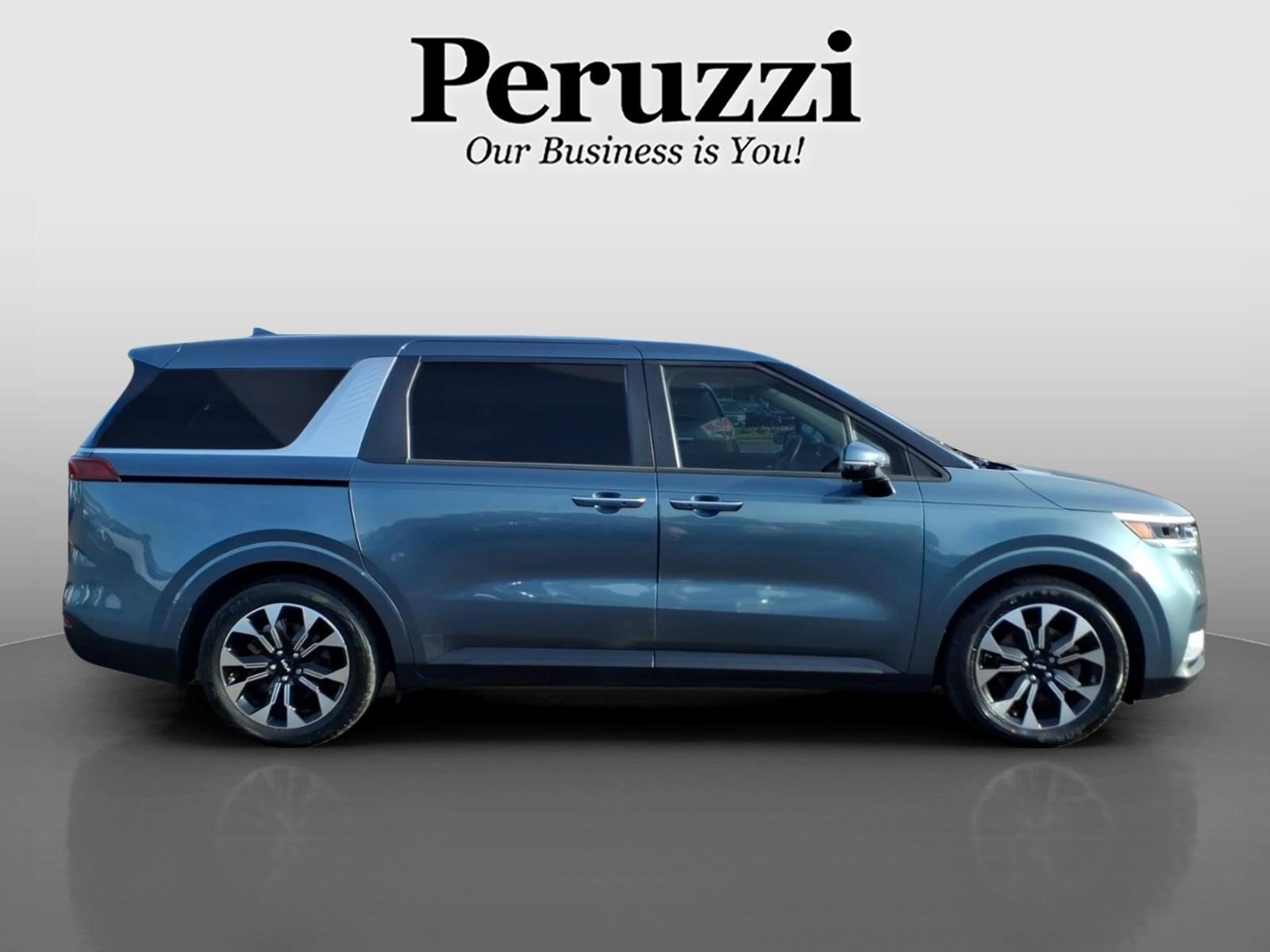 Used 2022 Kia Carnival EX FWD image 2