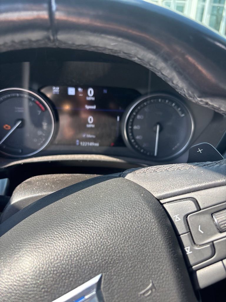 Used 2019 Cadillac XT4 Premium Luxury w/ Technology Package AWD/4WD image 2