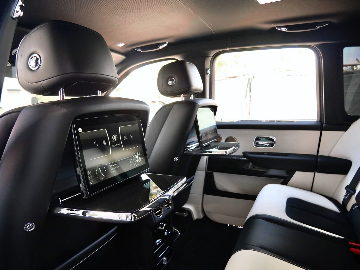 Used 2022 Rolls-Royce Cullinan Black Badge w/ Dark Exterior Package AWD/4WD image 29