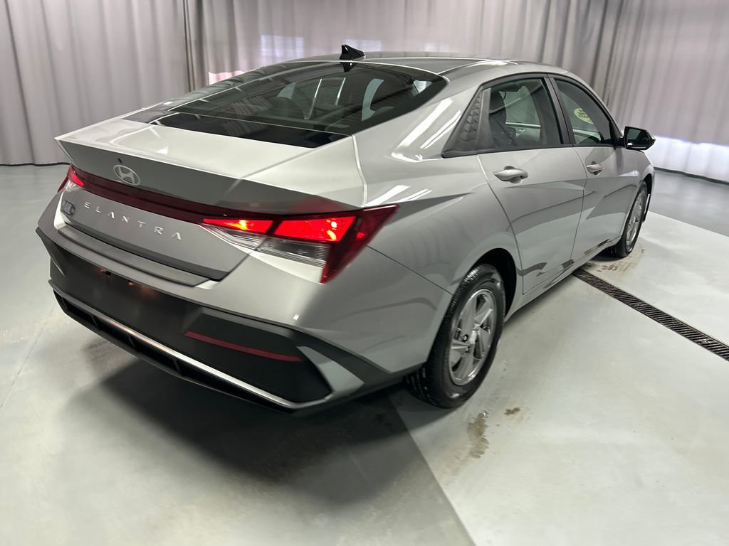 Used 2025 Hyundai Elantra SE image 7