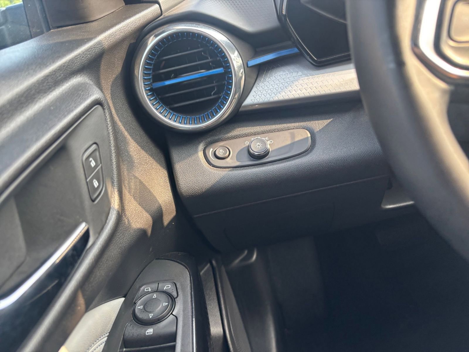 Used 2025 Chevrolet Trax LT w/ LT Convenience Package FWD image 33