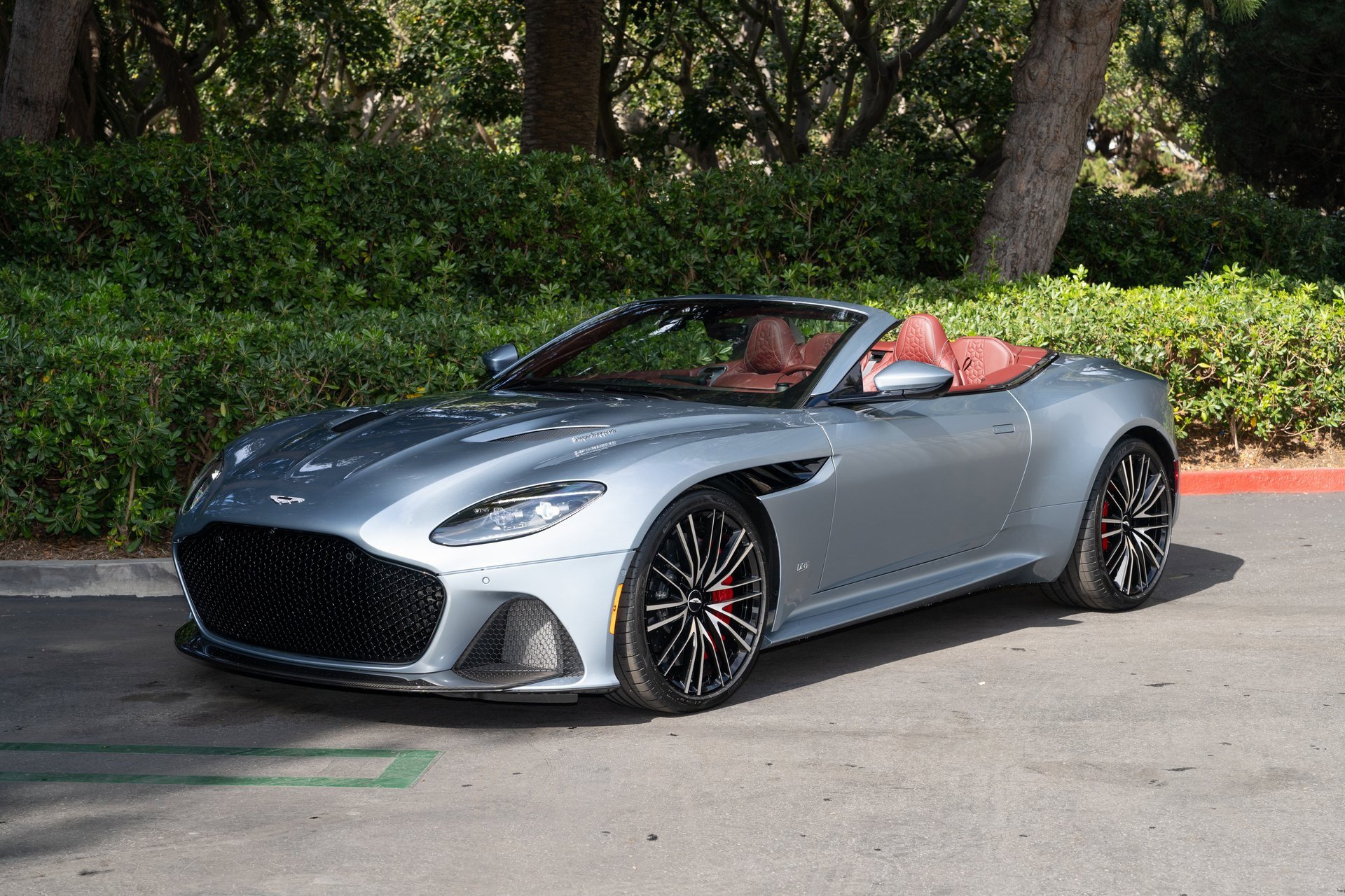 Used 2021 Aston Martin DBS Superleggera Volante image 3