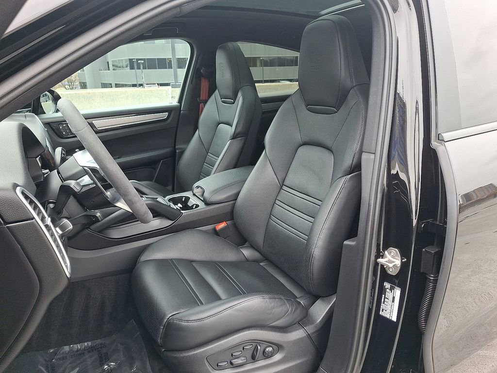 Used 2023 Porsche Cayenne Coupe image 15