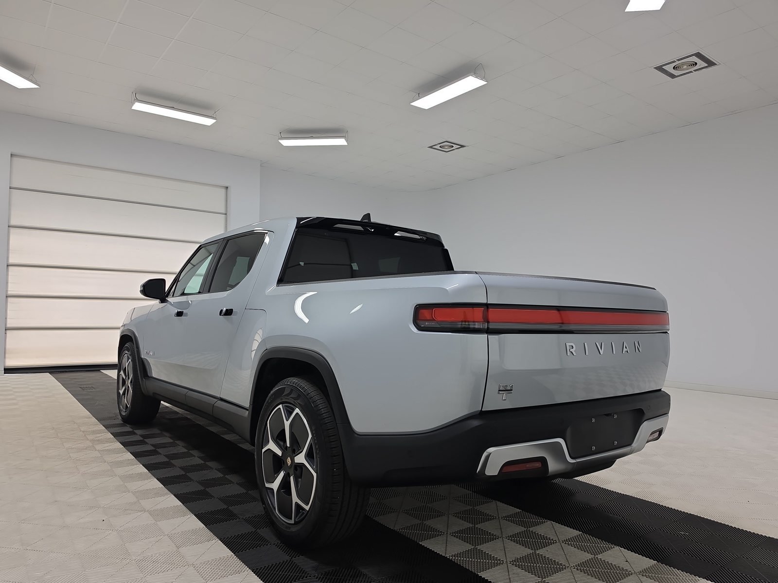 Used 2023 Rivian R1T Adventure Dual AWD/4WD image 3
