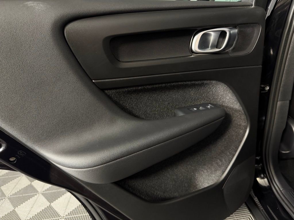 Used 2025 Volvo XC40 B5 Plus image 27