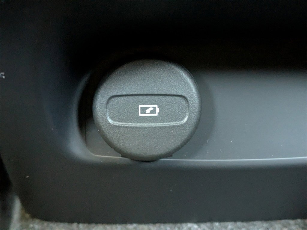 Used 2026 Volvo XC40 B4 Core image 16