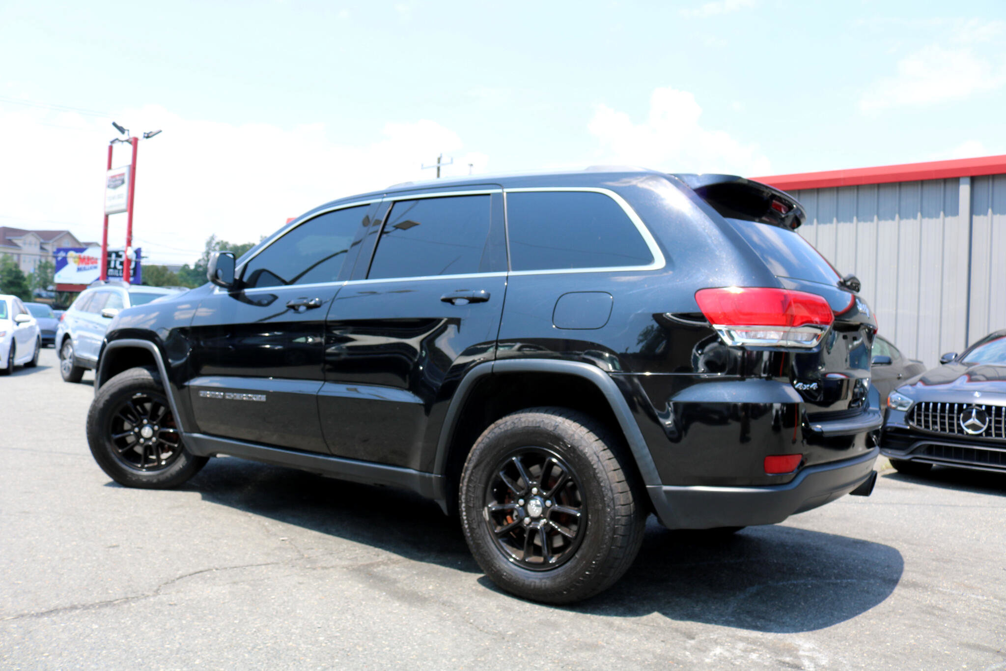 Used 2019 Jeep Grand Cherokee Laredo image 3