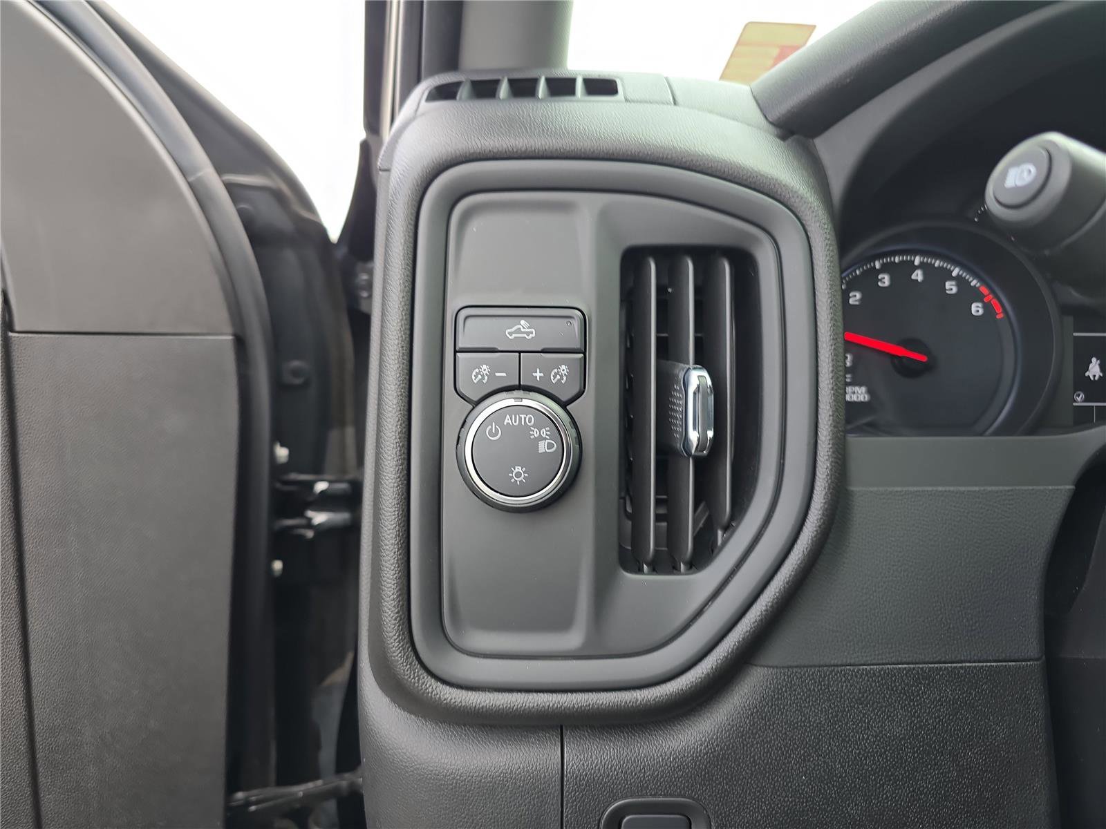 Used 2022 Chevrolet Silverado 1500 Custom image 32