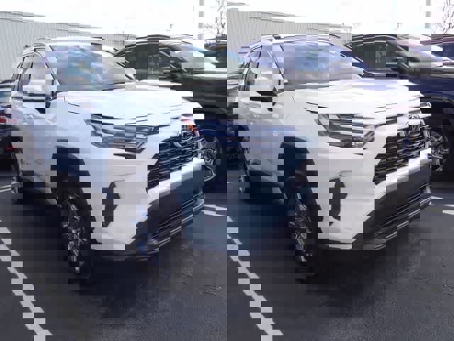 Used 2025 Toyota RAV4 XLE image 3