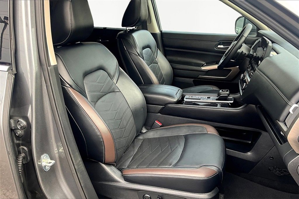 Used 2024 Nissan Pathfinder Platinum w/ Cargo Package image 7