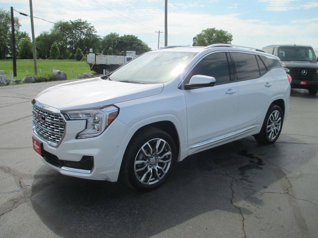 Used 2024 GMC Terrain Denali w/ Denali Premium Package AWD/4WD image 11