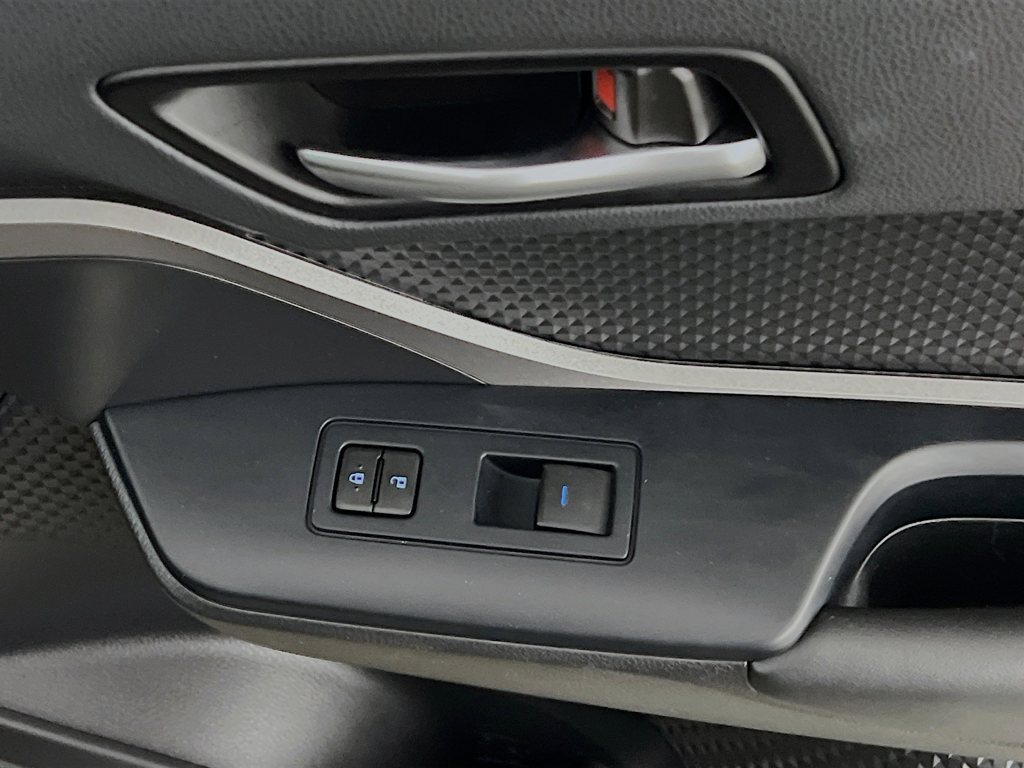 Used 2021 Toyota C-HR LE image 31