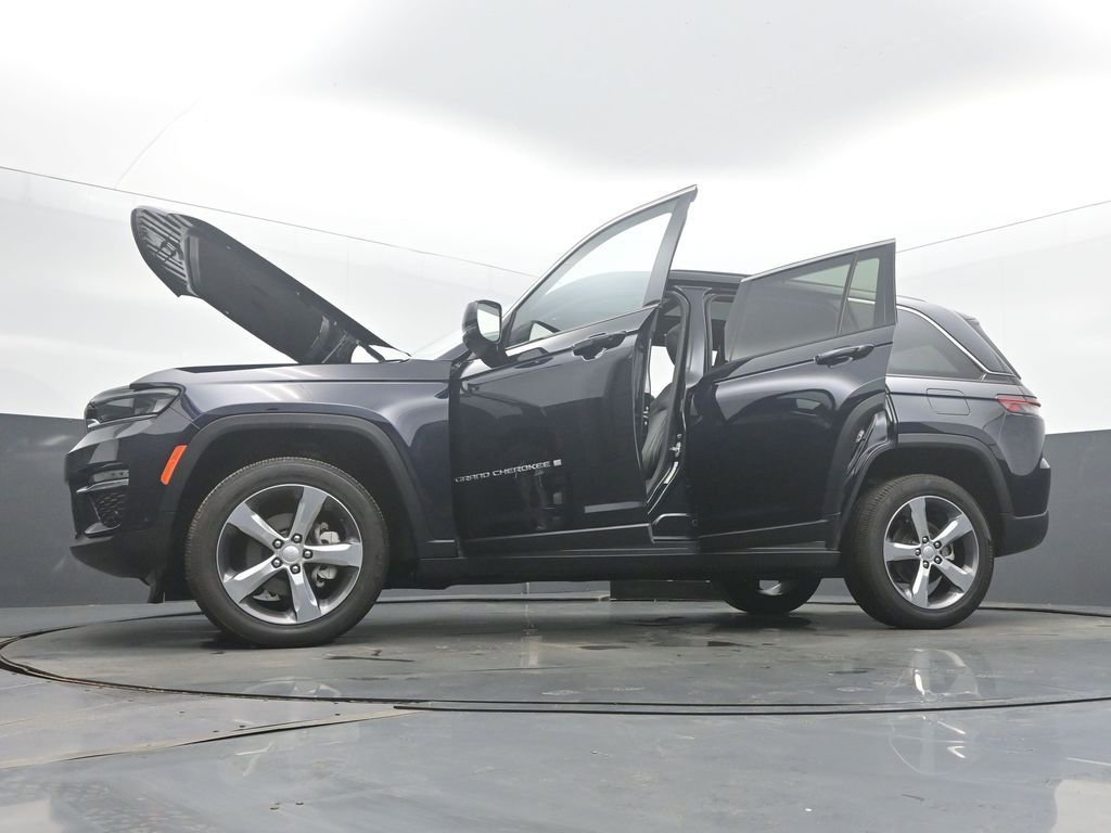 Used 2024 Jeep Grand Cherokee Limited w/ Luxury Tech Group II image 59