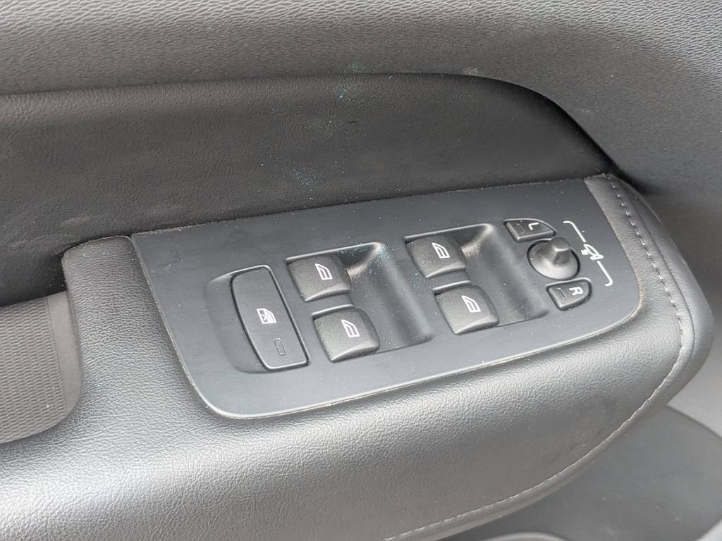 Used 2025 Volvo XC60 B5 Core AWD/4WD image 15