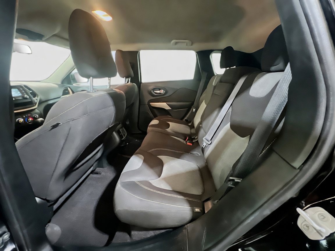 Used 2018 Jeep Cherokee Latitude w/ Altitude Package FWD image 16